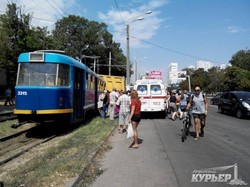 Одесский трамвай столкнулся с самосвалом: восемь человек пострадали (ФОТО)
