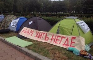 Владельцы квартир в недостроенном доме устроили акцию протеста под Одесской обладминистрацией