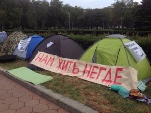 Владельцы квартир в недостроенном доме устроили акцию протеста под Одесской обладминистрацией