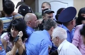 Суд на польским журналистом, обвиняемым в заказе убийства, превратился в массовые беспорядки (ВИДЕО)