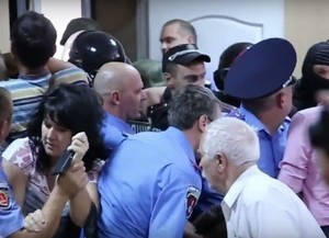 Суд на польским журналистом, обвиняемым в заказе убийства, превратился в массовые беспорядки (ВИДЕО)