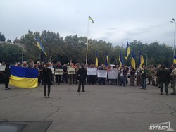 Под Одесской обладминистрацией требуют голову Маркова и вытирают ноги о флаг сепаратистов (ФОТО)