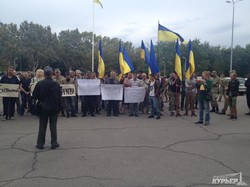 Под Одесской обладминистрацией требуют голову Маркова и вытирают ноги о флаг сепаратистов (ФОТО)