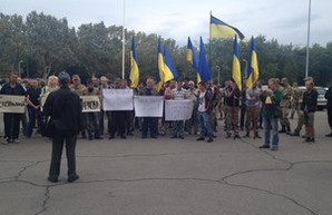 Под Одесской обладминистрацией требуют голову Маркова и вытирают ноги о флаг сепаратистов (ФОТО)