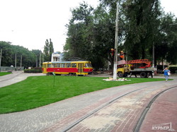 В Одессе на Куликовом поле уложили новые газоны и снесли диспетчерскую (ФОТО)
