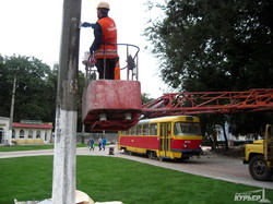 В Одессе на Куликовом поле уложили новые газоны и снесли диспетчерскую (ФОТО)