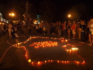 Одесса почтила память погибших защитников Украины зажженными свечами (ФОТО)