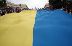 Над Одессой подняли рекордный флаг Украины (ФОТО)