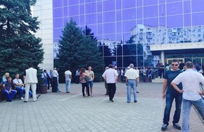 Ильичевский горсовет окружили титушки