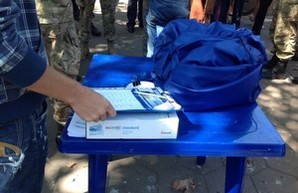 Одесские "правосеки" и "свободовцы" воюют с агитпалатками Оппоблока