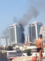 В Одессе горит высотка: с первого по последний этажи (ФОТО, ВИДЕО)
