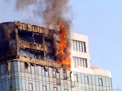 Фотоподробности мегапожара в одесской высотке: дом сгорел из-за нарушений строительных норм