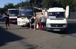 Нелегальная автостанция у Одесского железнодорожного вокзала самоликвидировалась (ФОТО)