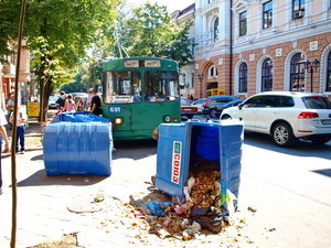 В центре Одессы троллейбус протаранил мусорные контейнеры (ФОТО)