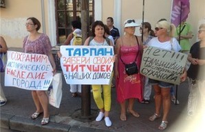 Жители центра Одессы протестуют против разрушения дома Руссова