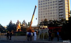 В Ильичевске памятник Ленину переносят из города в порт (ФОТО)