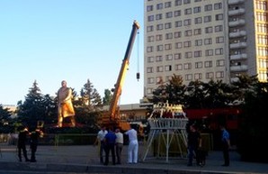 В Ильичевске памятник Ленину переносят из города в порт (ФОТО)