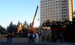 В Ильичевске памятник Ленину переносят из города в порт (ФОТО)