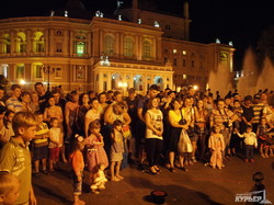 День города в центре Одессы: толпы, уличные представления и огненное шоу под мэрией (ФОТО)