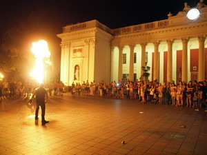 День города в центре Одессы: толпы, уличные представления и огненное шоу под мэрией (ФОТО)