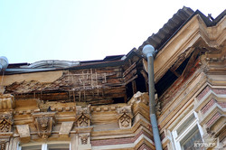 Не прошло и полгода: одесский дом с атлантами начали ремонтировать (ФОТО)