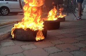 Горящие шины и немецкий рок: одесский "Автомайдан" протестует против суда над своим лидером (ФОТО, ВИДЕО)