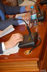 Фотоподробности скандальной сессии одесского горсовета: драки, скандалы, митинги и депутаты