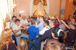 Фотоподробности скандальной сессии одесского горсовета: драки, скандалы, митинги и депутаты