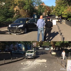 Лихач въехал на закрытый бетонными блоками аварийный мост в Одессе (ФОТО)
