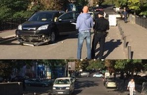 Лихач въехал на закрытый бетонными блоками аварийный мост в Одессе (ФОТО)