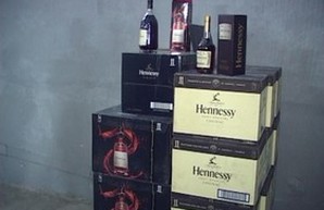 Милиция в Одессе накрыла бутлеггеров (ФОТО)