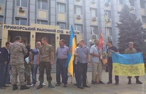У Приморского суда Одессы митингуют бойцы 28 бригады