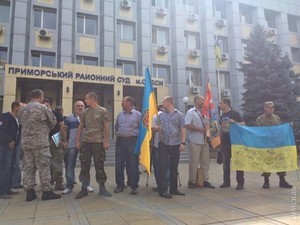 У Приморского суда Одессы митингуют бойцы 28 бригады