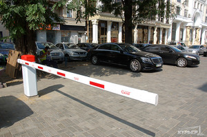 На Греческой площади около недостроенного паркинга Вадима Черного появилась нелегальная автостоянка (ФОТО)