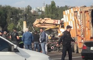 Около одесского автовокзала мусоровоз врезался в автовышку (ФОТО)