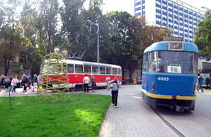 Трава и плитка между рельсами: одесское Куликово поле после предвыборного ремонта (ФОТО)