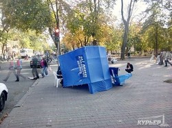 В Одессе сдуло ветром агитпалатку "Оппоблока" (ФОТО)
