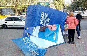 В Одессе сдуло ветром агитпалатку "Оппоблока" (ФОТО)