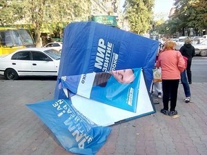 В Одессе сдуло ветром агитпалатку "Оппоблока" (ФОТО)