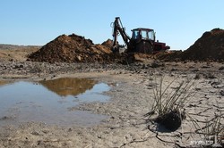 Браконьеры песчаных карьеров наказаны: дамба, перекрывавшая доступ воды к Куяльницкому лиману, разрушена (ФОТО)
