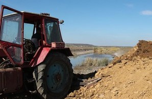 Браконьеры песчаных карьеров наказаны: дамба, перекрывавшая доступ воды к Куяльницкому лиману, разрушена (ФОТО)