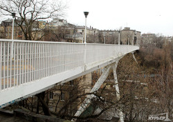 Сквер в центре Одессы огородили забором: вместе с ремонтом Тещиного моста под ним могут построить автосалон (ФОТО)