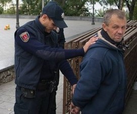 Возле мэрии задержан вооруженный ножом мужчина (ФОТО)