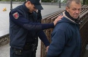 Возле мэрии задержан вооруженный ножом мужчина (ФОТО)