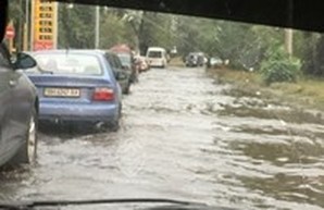 Последствия сильного дождя и ветра: в Одессе затоплены несколько улиц, в области обесточены 25 населенных пунктов