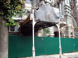 С одесского дома Руссова снова сдуло все закрывающие разрушенный фасад баннеры (ФОТО)