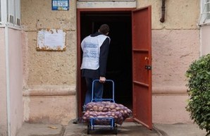 Кандидат от партии Кивалова подкупает избирателей не гречкой, а картошкой