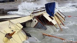 Кораблекрушение в одесском яхт-клубе: виноват шторм (ФОТО)