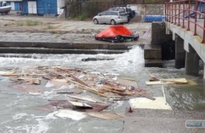 Кораблекрушение в одесском яхт-клубе: виноват шторм (ФОТО)