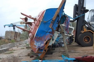 Поднятый с морского дна катер "Иволга" разрезали и достали тела погибших (ФОТО)